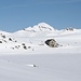 <b>Seehütte (2272 m).
Sullo sfondo svetta una montagna immacolata: il Piz Beverin (2997 m). </b>