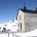 <b>Seehütte (2272 m).<br />Il rifugio, privato, è purtroppo chiuso. Ci serviamo tuttavia della panchina per una breve sosta, anzi brevissima, in quanto il freddo è pungente! Il gelido vento da tramontana non ci invoglia a continuare verso il Mittaghorn (2561 m) a meno di 300 metri di dislivello e a circa 1700 m di sviluppo.</b>