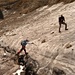 Oestlich des Bocktschingels im Aufstieg zum Tüfelsjoch - Ueberwindung einer weiteren Querspalte (Foto von [u Schlumpf])
