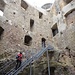 ... wie von innen von beachtlicher Grösse;
unter der modernen Treppe zeigt sich der Fels, auf welchem die Burg errichtet wurde