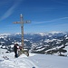 Geschafft - das Gipfelkreuz des Breitegg wacht über der winterlich verschneiten Wildschönau.