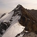 Abstieg vom Vorgipfel 3193m in den Sattel und über den mit Ketten gesicherte Westgrat zum Gipfelkreuz des Clariden 3267m