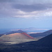 Der spaktakulär rote Vulkan "Montaña Iguaden". Dahinter die Insel "La Graciosa"