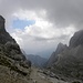 Rif. G.Carducci, 2297m,zwischen Monte Giralba di Sopra-links und Punta Maria-rechts, gesehen von Giralbajoch, 2431m.Weiter im Süden(Marmarole) regnete es gut.