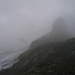 Irgendwo bei der Fuorcla Bever, Schneefall und Nebel erschwerten die Orientierung massiv.<br />(=> [http://www.hikr.org/gallery/photo164674.html?post_id=15944#1 gleiche Felsnase, Pkt 3060 müM, bei schönem Wetter])