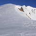 Am Beginn des zuerst reiten Südgrates zum Haldensteiner Calanda (2805,7m) lässt sich nun das Gipfelkreuz erkennen.