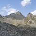 Blick zurück während des Abstiegs: In der Mitte der Piz Ot, links der Piz De La Funtaun und rechts Las Set Rosas