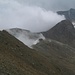 Ein Blick zurück. Vom Munt Pers hinunter zur Bergstation Diavolezza. Links der Rücken Sass Queder und rechts der Piz Trovat.