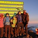 Mgeressa, Rolä, [u berggiis], [u amphibol] und Richard auf dem Uhuru Peak 5892m