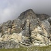 Die mächtigen Südwand des Tofana di Rozes, 3225m umgibt von Wolken,  am Morgen.