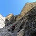 Es gilt immer wieder über steile Passagen auf ein nächstes Felsband zu klettern...