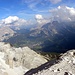 Tiefblick nach Cortina, mit Cristallo-links, Sorapis-mitte und Antelao-rechts, im Wolken.