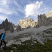 Im Abstieg von Rifugio Giussani, 2580m, im wunderschonen Valon de Tofana, Tofana di Mezzo im Bildmitte.