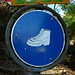Ein lustiges Schild am Beginn des Bergweges auf den Monte San Salvatore - ob man gebüsst wird wenn man keine Bergschuhe trägt?