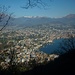 Aussicht vom Zustieg zum Klettersteig auf Lugano (334m) und Paradiso (302m) am Lago di Lugano (271m).