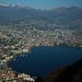Via Ferrata d´Arrampicata:<br />Nach dem ersten längeren Teil des Kettersteiges hat man Zeit etwas auszuruhen und an einem schönen Aussichtsolatz den Tiegblick auf Lugano (334m), das dem See Lago di Lugano (271m) seinen Namen gab, zu geniessen. Rechts im Hintergrund sind Caval Drossa (1632,1m) und der Monte Bar (1816m), links der Pizzo di Vogorno (2442,4m).