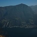 Monte San Salvatore (912m):<br />Aussicht über den zur Sighignola (1314m) an dessen Fuss die italienische Exklave Campione (273m) liegt.