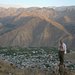 Blick auf Rīneh von einem Hügel oberhalb des Ortes. Tief darunter ist das Tal von Haraz und darüber die Bergdörfer Nava (2350m; links) und Ira (2150m; rechts). Der Berg links über Nava ist der 3925m hohe Hozshah.