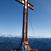 Das kleine und bescheidene Gipfelkreuz des Gridone :-) [U Tanja] geniesst den erweiterten Horizont...