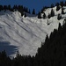 Blick zu den Schneemäulern im "Steigaipla" unter dem Teufelstättkopf, eine sehr viel besuchte Tour, wie man sieht.
