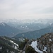 Blick über Garmisch-Partenkirchen ins Wettersteingebirge. Rechts hinten dominiert die Zugspitze, etwas links der Bildhälfte recken die Dreitorspitzen markant ihre Häupter in den Himmel.