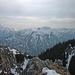 Blick ins Herz der Ammergauer Alpen; alles überragend die Zugspitze (links).