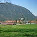 22.04.11: Das Ettaler Kloster an einem strahlenden Frühlingstag. Rechts im Hintergrund die Scheinbergspitze.