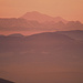 Mont Blanc 243 km, schwach leuchtet die Vallot Hütte im Abendlicht