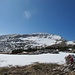 Bei der Querung des Monte Trentin fällt der Blick auf die Ostseite der Cima Portule; ich ersteige sie am rechten, fast schneefreien Rand und erreiche am Monte Kempel die nördlichste Schulter des Gipfelkammes.