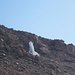 Auf 5100m hat man einen schönen Blick auf den immer zugefrorenen Wasserfall, den sogenannten Eisschrank (Abshar Yakhy). Im Aufstieg passierte ich diese Stelle noch zu Beginn der Dämmerung.