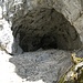 Wenn man diese Höhle sieht, muss man sich um 180 Grad drehen, und sieht dann das Band...