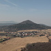 Gipfelplateau Kalich - Ausblick nach Řepčice. Dahinter ist der Berg Panna (593 m) zu sehen.