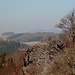 Gipfelplateau Kalich - Ausblick in etwa nördliche Richtung. Bei genauem Hinsehen erkennt man im Dunst den "Vysílač Buková hora". Der Fernsehturm auf dem Buková hora (deutsch Buchberg, 683 m) hat eine Höhe von immerhin 223 m.