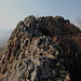 Trojhora - Blick aus etwa östlicher Richtung auf ein Stück des Gipfelgrats. Stellenweise ist dieser beidseitig durchaus ausgesetzt.