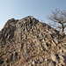 Trojhora - Blick auf ein Stück des Gipfelgrats aus etwa östlicher Richtung. Bei genauem Hinsehen erkennt man auch die gelbe Markierung am Grat.