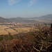 Gipfel Trojhora - Ausblick in östliche/nordöstliche Richtung (u. a. zu Sedlo und Kalich, davor: Třebušín, Ausgangs- und Endpunkt unserer heutigen Tour).