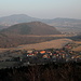 Gipfel Panna - Ausblick in Dunst und Abendlicht u. a. zu Sedlo und Kalich sowie auf Řepčice (vorn).
