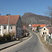 In Třebušín - Rückblick in den Ort während der Wanderung in Richtung Trojhora. Im Hintergrund ist der Kalich zu sehen.