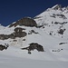 Von der Ebene des Lac de Salanfe gilt es nun den Felsberg La Tour (2210m) rechts zu umgehen. Dahinter kann man anschliessend zu Col de Susanfe (2494m) hochsteihen.<br /><br />Rechts oben sind die Gipfel Haute Cime (3257,4m) und Doigts de Salanfe (3205m).