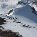 Tiefblick aus der obersten, teilweise etwas eisigen Gipfelflanke zum Col des Parasseux mit dem der Vorgipfel P.3056m.