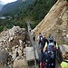Wenige Tage zuvor gab es im Grenzbereich zu Sikkim ein heftiges Erdbeben, dass auch hier für einige Erdrutsche führte. Schnell wurde die Brücke wieder notdürftig freigeschaufelt