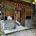 Viele Lodges und Restaurants locken mit schönen Eingangsportalen