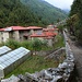 Gewächshäuser und feste Behausungen prägen die Landschaft im unteren Teil des Khumbu