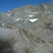 Auf dem P.2554m während des Aufstiegs zum Pointe de Chemo geben die Wolken den Grand Muveran (3051,1m) frei. Der höchste Punkt liegt links unscheinbar auf dem Grat, der Gipfel rechts ist P.2982m.