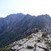 Viel Granit kurz vor dem Gipfel des Monte Campanne. Rückblick auf die Felszacken der Calanche