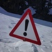 Abfahrende Skifahrer werden gewarnt.