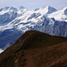Berner Alpen: Hinten links am Horizont die beiden Viertausender <strong>Lauteraarhorn </strong>(4042 m) und <strong>Schreckhorn</strong> (4078 m). Weiter rechts die Pyramiden von <strong>B&auml;rglistock </strong>(3656 m) und <strong>Rosenhorn </strong>(3698 m). Vor diesen beiden Bergen die Zacken der <strong>Engelh&ouml;rner </strong>mit dem <strong>Gstellihorn </strong>(2855 m) als h&ouml;chsten Punkt.