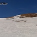 Der Anstieg bis auf den Gipfel führt über das Schneeband genau in der Bildmitte