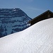 Der Stall der Alp Hinterfallen mit dem Stockberg im Hintergrund - und Schnee..Schnee..Schnee.....