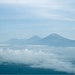Im Osten sind noch der Gunung Lawu (3265m) und weitere Vulkane in Ost-Java zu sehen.